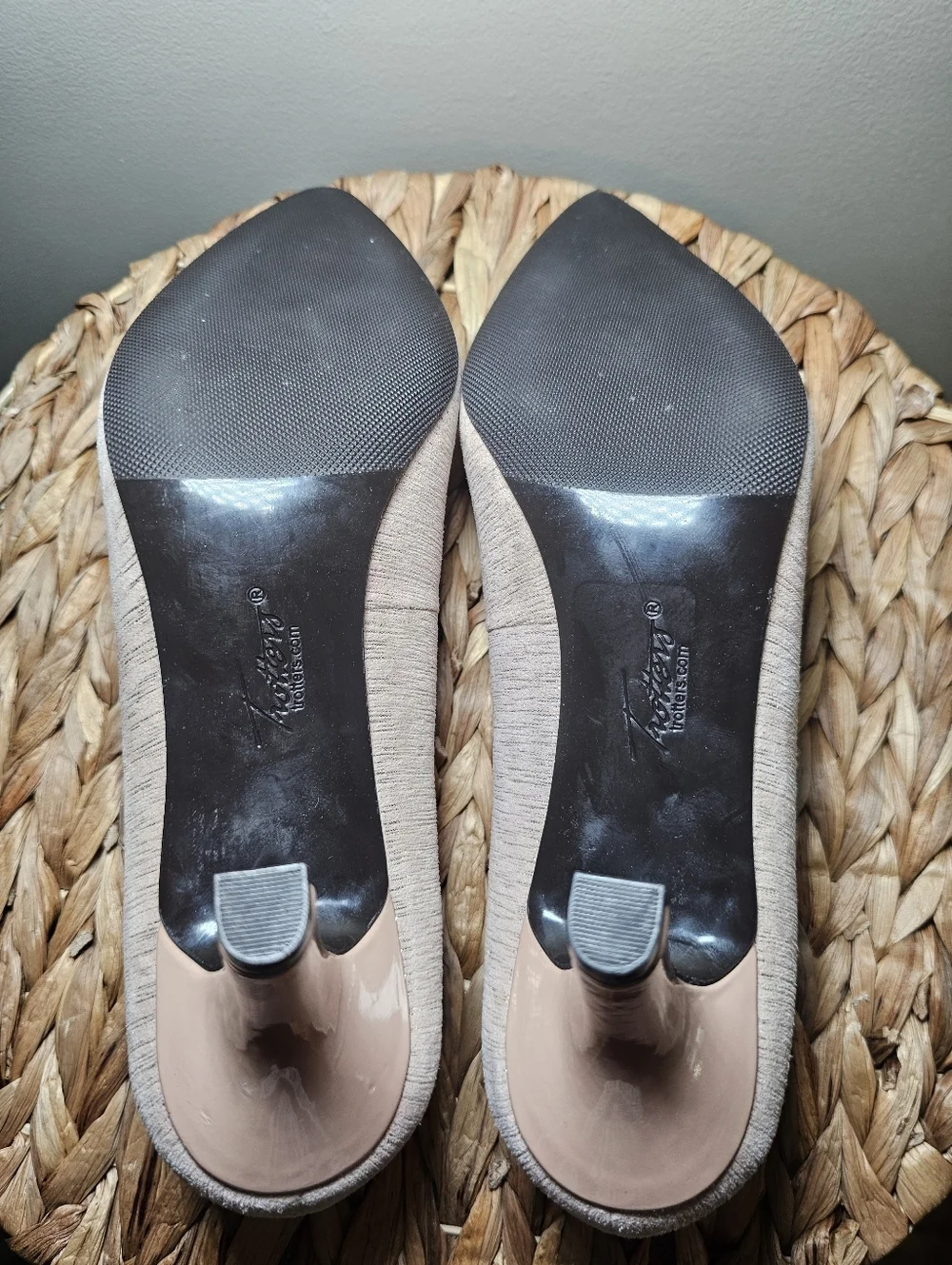 TROTTERS Noelle Metallic Leather Pumps Pointed Toe Kitten Heel Champagne Nude 8M